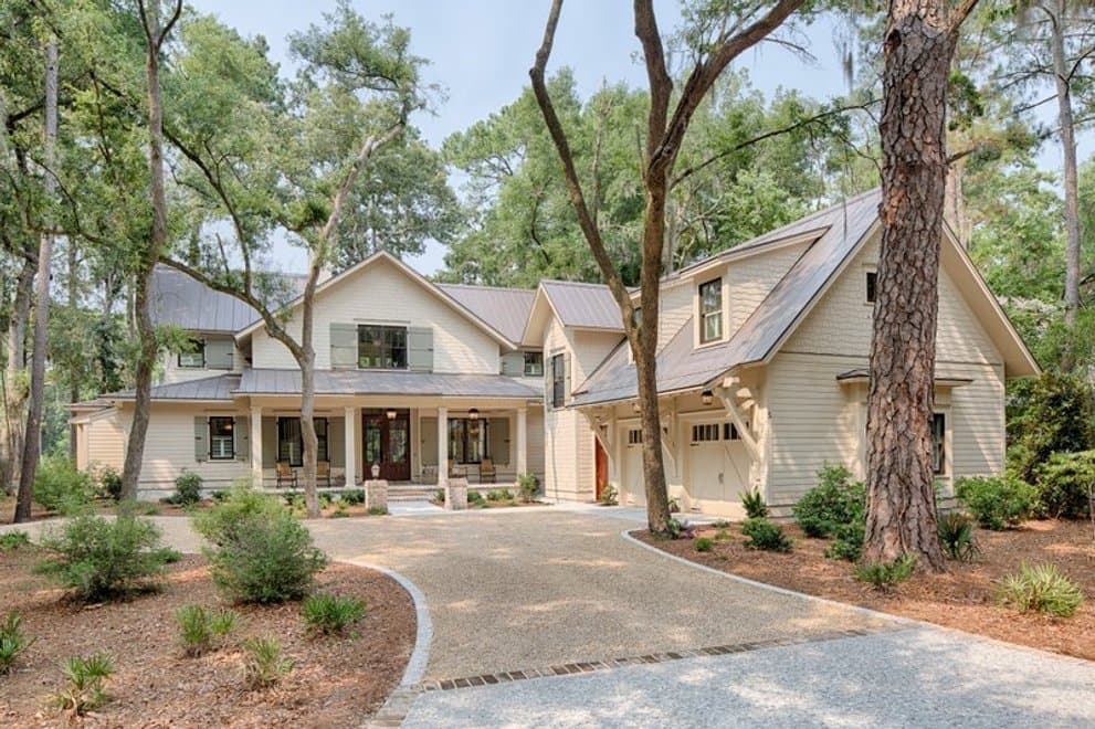 3 bedrooms mansion with two toilets ans 1 bathroom